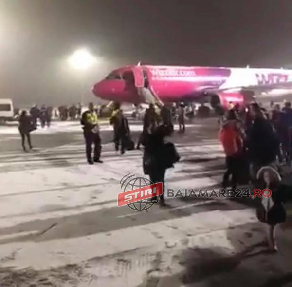 Pasagerii unui avion Wizz Air între care și români evacuați pe