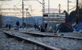 Migranți blocați la frontiera greco-macedoneană i-au atacat cu pietre pe cei lăsați să treacă granița