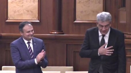 Premierul României, salutat în picioare de către deputații din Parlamentul R.Moldova Premierul României, salutat în picioare de către deputații din Parlamentul R.Moldova