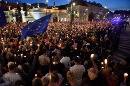 PROTESTE: Zeci de mii de persoane au ieşit în stradă pentru a denunţa reforma din justiţie PROTESTE: Zeci de mii de persoane au ieşit în stradă pentru a denunţa reforma din justiţie