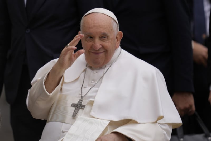 Papa simplifică ritualurile funerare papale