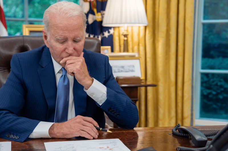 Joe Biden anunță înghețarea licențiarii a 17 proiecte de gaze naturale lichefiate