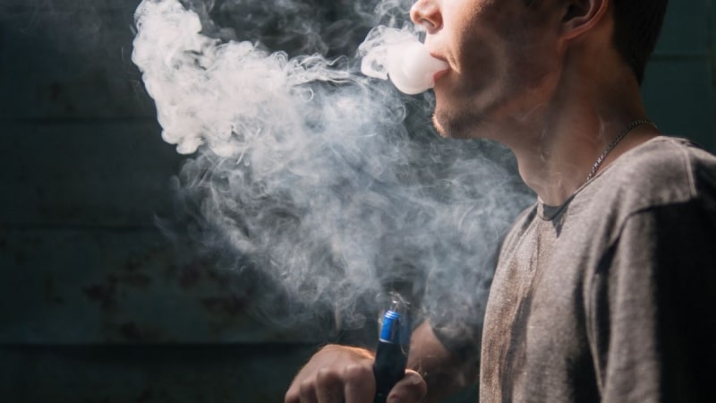 Guvernul britanic va interzice ţigările electronice de unică folosință pentru prevenirea utilizării lor de către copii