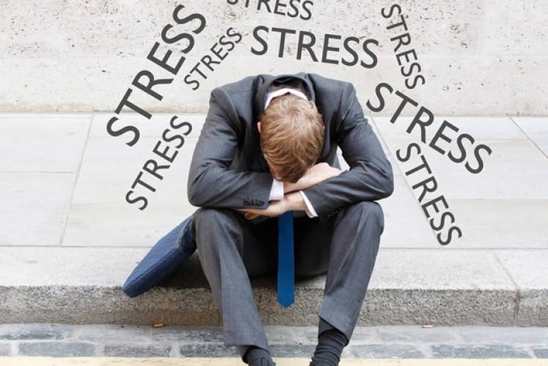 Efectul stresului financiar asupra sănătății, mai dezastruos decât doliul sau un presiunea unui handicap