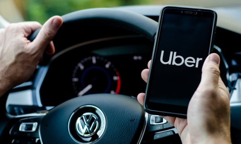 La Guvern se negociază măsuri care ar elimina de pe piață Uber și Bolt