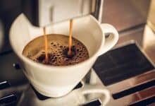 De ce nu este bine să pui lapte în cafea? Semnalul de alarmă tras de un cunoscut neurolog