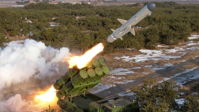 Kim Jong Un a supervizat testarea motorului pentru rachetă hipersonică cu rază de acţiune intermediară de tip nou