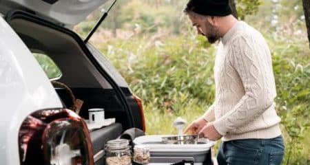 Kitul care transformă Dacia într-o autorulotă: Costă foarte puțin și conține tot ce este nevoie pentru un camping perfect