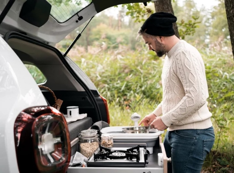 Kitul care transformă Dacia într-o autorulotă: Costă foarte puțin și conține tot ce este nevoie pentru un camping perfect