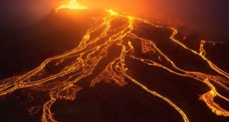 Alertă maximă în Indonezia unde un vulcan a început să erupă din nou / Locuitorii au fost evacuați