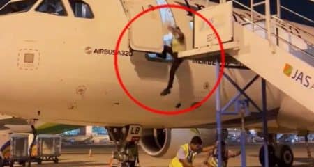 VIDEO Momentul în care un bărbat cade din avion
