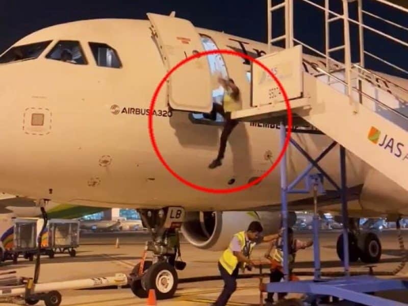 VIDEO Momentul în care un bărbat cade din avion