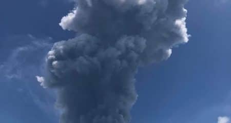 Vulcanul Ibu erupe din nou, aruncând cenuşă la 6 km înălţime