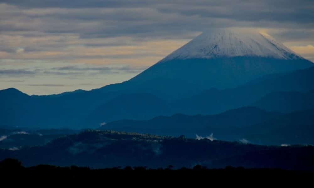 Un nor de cenuşă provocat de erupţia vulcanului Sangay a afectat două localităţi