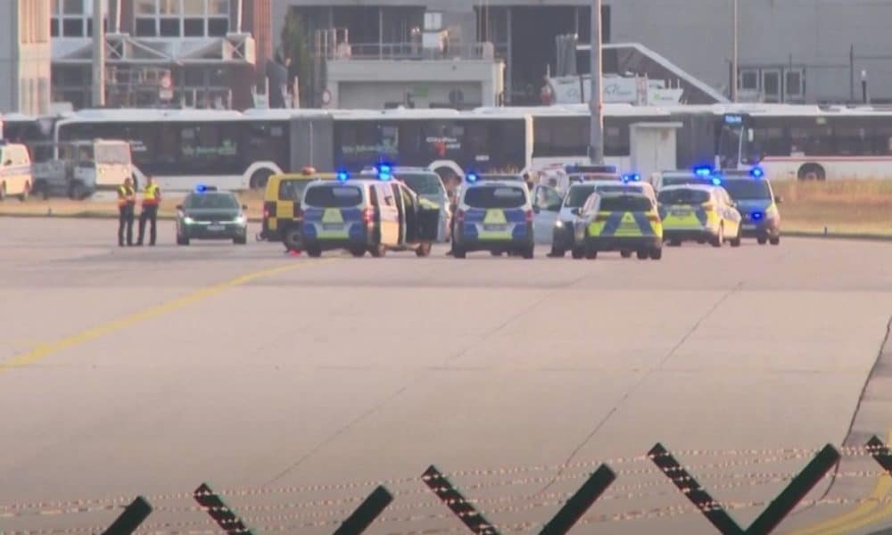 VIDEO Aeroportul din Frankfurt a fost ‘paralizat’. Au rupt punctele de securitate și au năvălit pe pistă