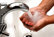 La ce riscuri ne expunem dacă bem apă de la robinetul din baie