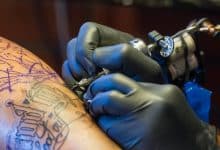 Un nou studiu relevă o posibilă legătură între tatuaje și cancer. Avertismentul medicilor