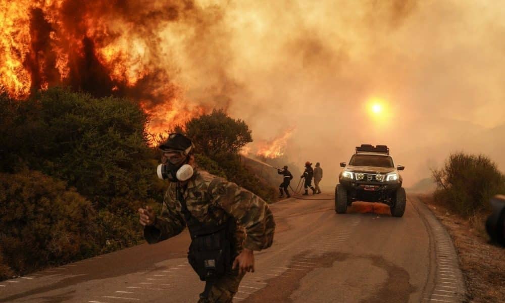 Autoritățile evacuează mai multe localități din cauza incendiilor