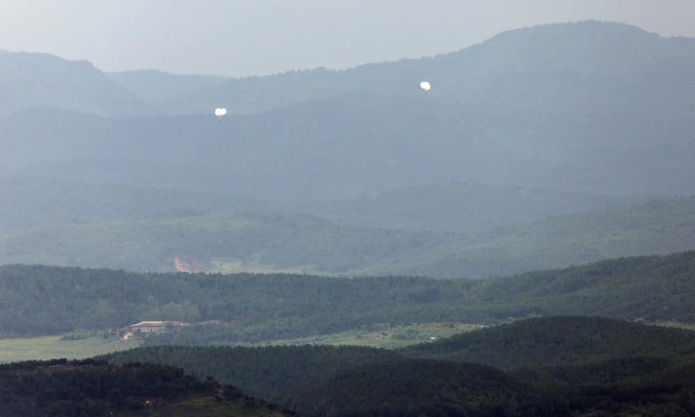 Coreea de Nord a lansat din nou zeci de baloane încărcate cu deşeuri către Sud