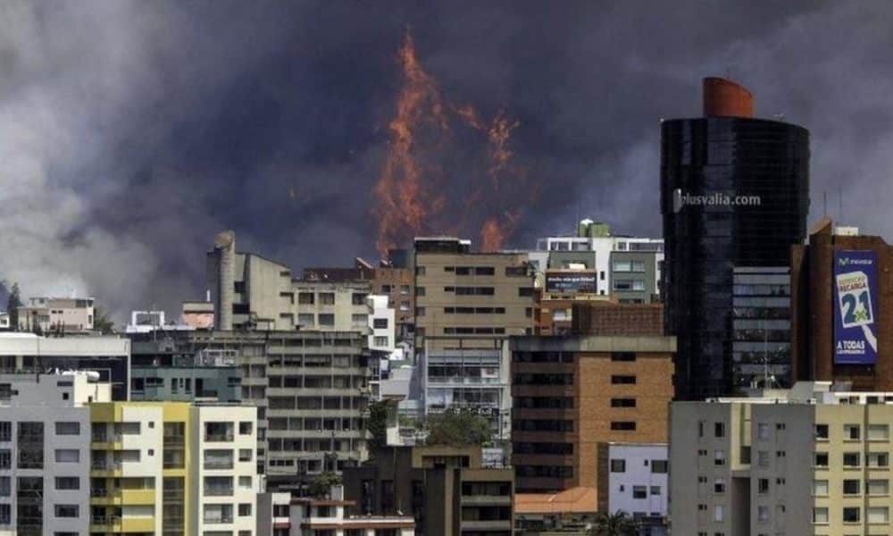 VIDEO Infern la Quito – Incendiu uriaș în capitala Ecuadorului. Armata intervine în sprijinul pompierilor