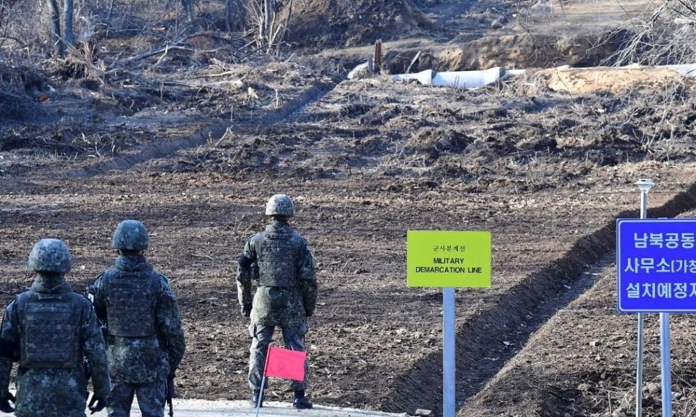 Coreea de Nord a aruncat în aer drumuri care o legau de Coreea de Sud