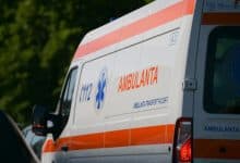 Coliziune între o ambulanţă privată care transporta patru pacienţi la dializă şi un autoturism