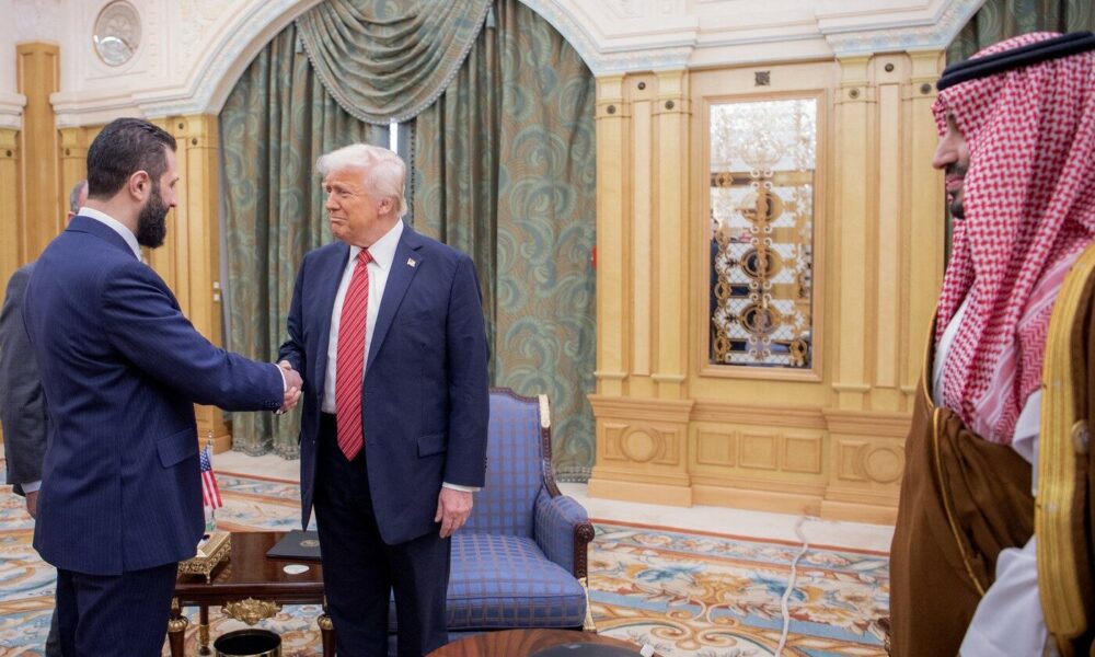 Donald Trump s-a întâlnit cu liderul sirian Ahmed al-Sharaa, la o zi după ce a anunțat RIDICAREA sancțiunilor impuse Siriei