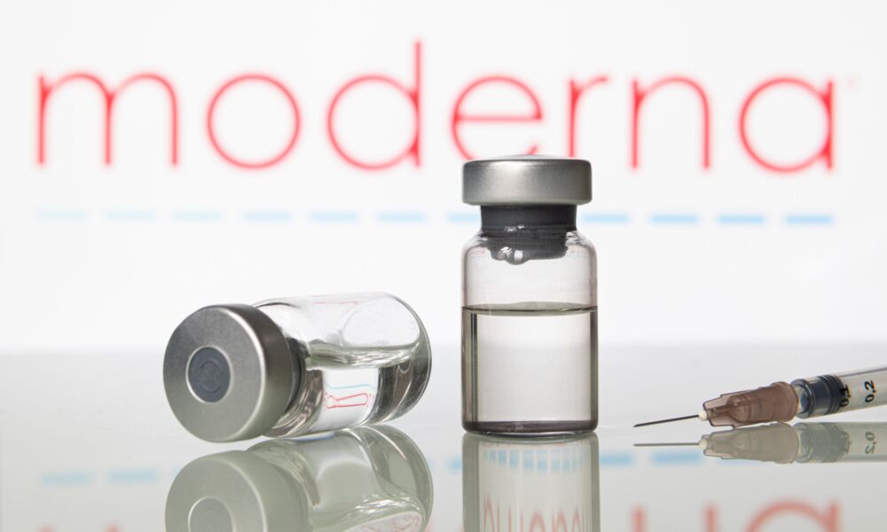 Administraţia americană aruncă în aer dezvoltarea unui VACCIN cu ARN mesager împotriva gripei aviare. Contractul cu laboratoarele Moderna, ANULAT