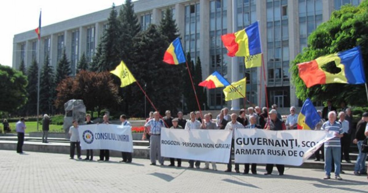 Правительство против. Унионисты Молдовы требуют у посольства России.