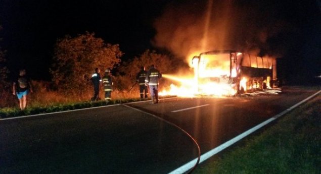 Un Autocar Cu 51 De Pasageri A Luat Foc Langă Postul Vamal Leuseni