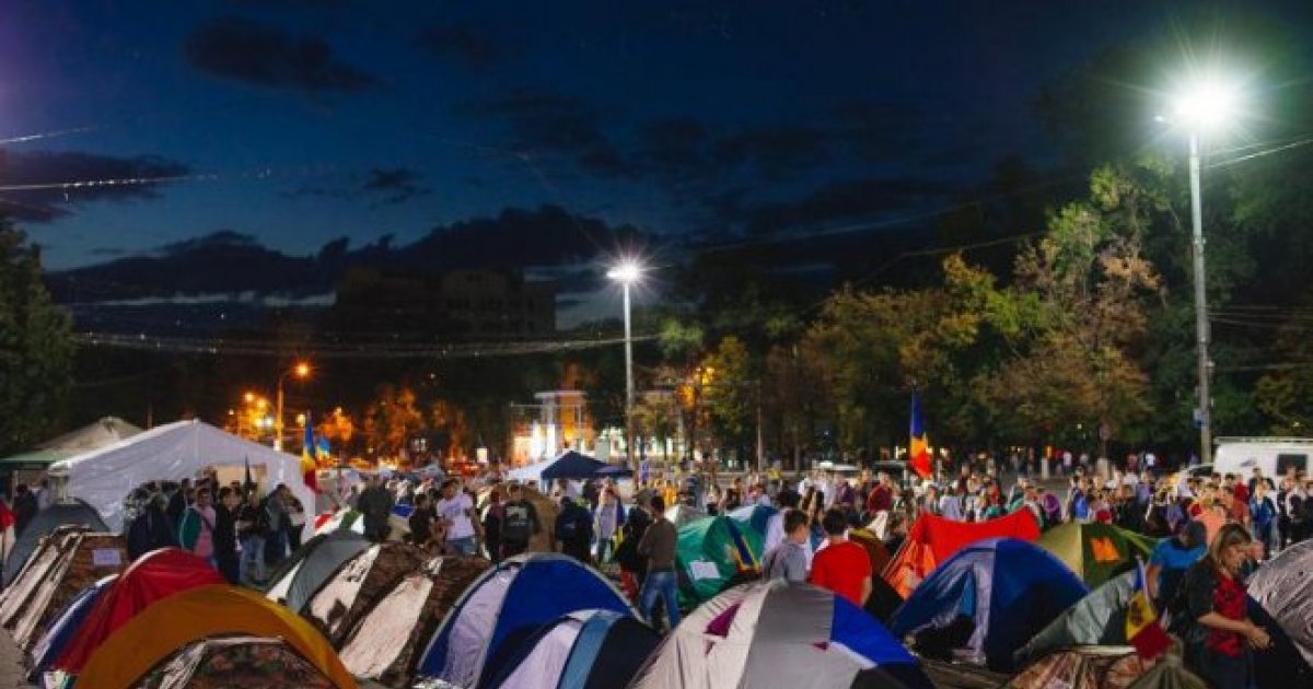 In Centrul ChisinÄƒului Se CantÄƒ TreceÅ£i Batalioane Romane CarpaÅ£ii De Ce Presa De La Bucuresti IgnorÄƒ Evenimentele Din Moldova Video Actualitate