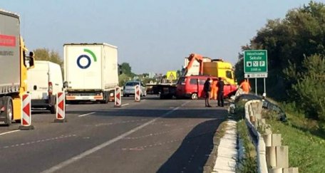 Microbuz cu români, lovit de un TIR, pe o autostradă din Slovacia. Primele imagini de la locul accidentului Microbuz cu români, lovit de un TIR, pe o autostradă din Slovacia. Primele imagini de la locul accidentului