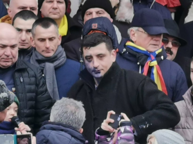 VIDEO/ Liderul AUR, George Simion, mânjit cu cerneală pe față: A fost atacat în timpul manifestațiilor de la Iași