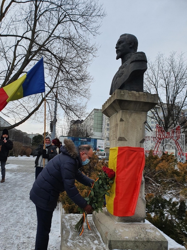 VIDEO/ Ziua Unirii Principatelor Române, sărbătorită și la Chișinău: Flori și Hora Unirii la monumentul lui Alexandru Ioan Cuza din Chișinău