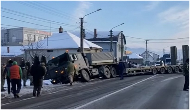 VIDEO/ Imagini dezolante cu Armata Română: Transportator de tancuri, ajuns în șanț la Bistrișa-Năsăud