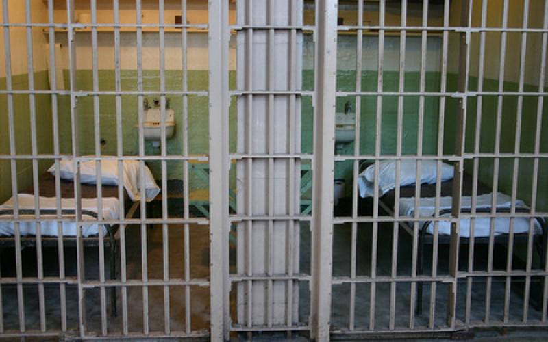 Moarte învăluită în mister. Cadavrul unui deținut, găsit într-un butoi cu apă