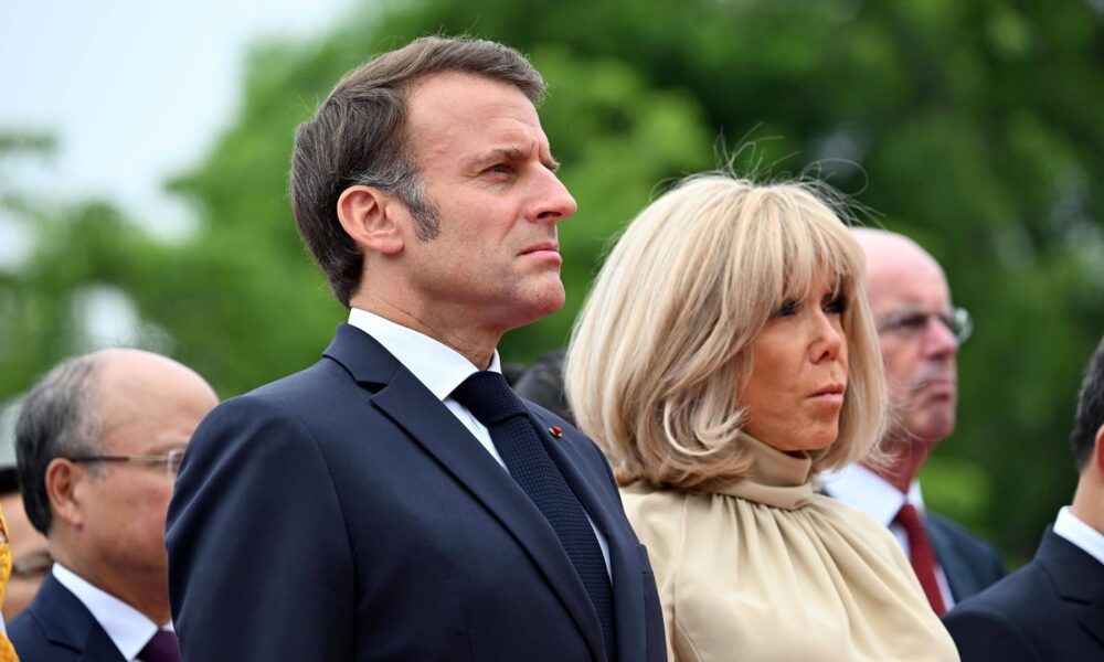 Palatul Elysee dezminte că Brigitte Macron l-a BRUSCAT pe Emmanuel Macron la coborârea din avion în Vietnam
