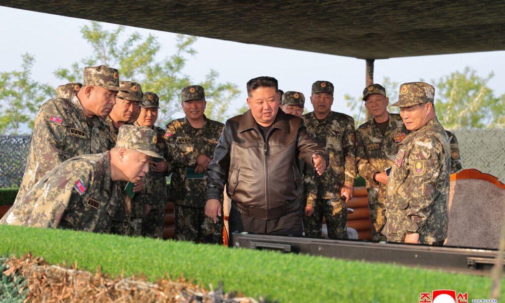 Kim Jong-Un pledează pentru consolidarea capacității MILITARE a Coreei de Nord/ Președintele cere organizarea frecventă a exercițiilor de artilerie