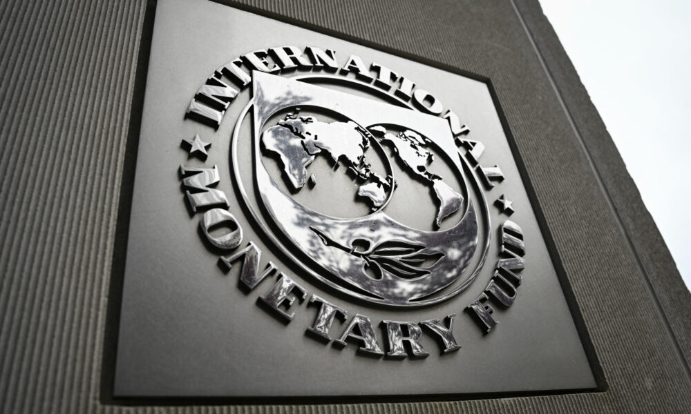 RECOMANDĂRILE FMI pentru România: Renunțarea la cota unică de impozitare a veniturilor, creșterea TVA, a accizelor și a impozitului pe dividende