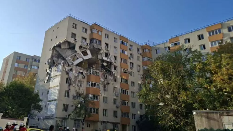 VIDEO/LIVE: Explozie devastatoare într-un bloc din București. Etaje întregi spulberate