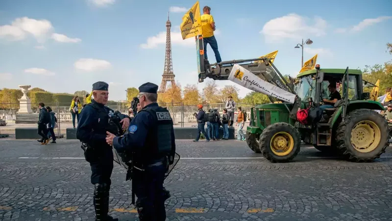 Fermierii francezi au blocat centrul Parisului cu tractoarele, furioși pe noul acord comercial european