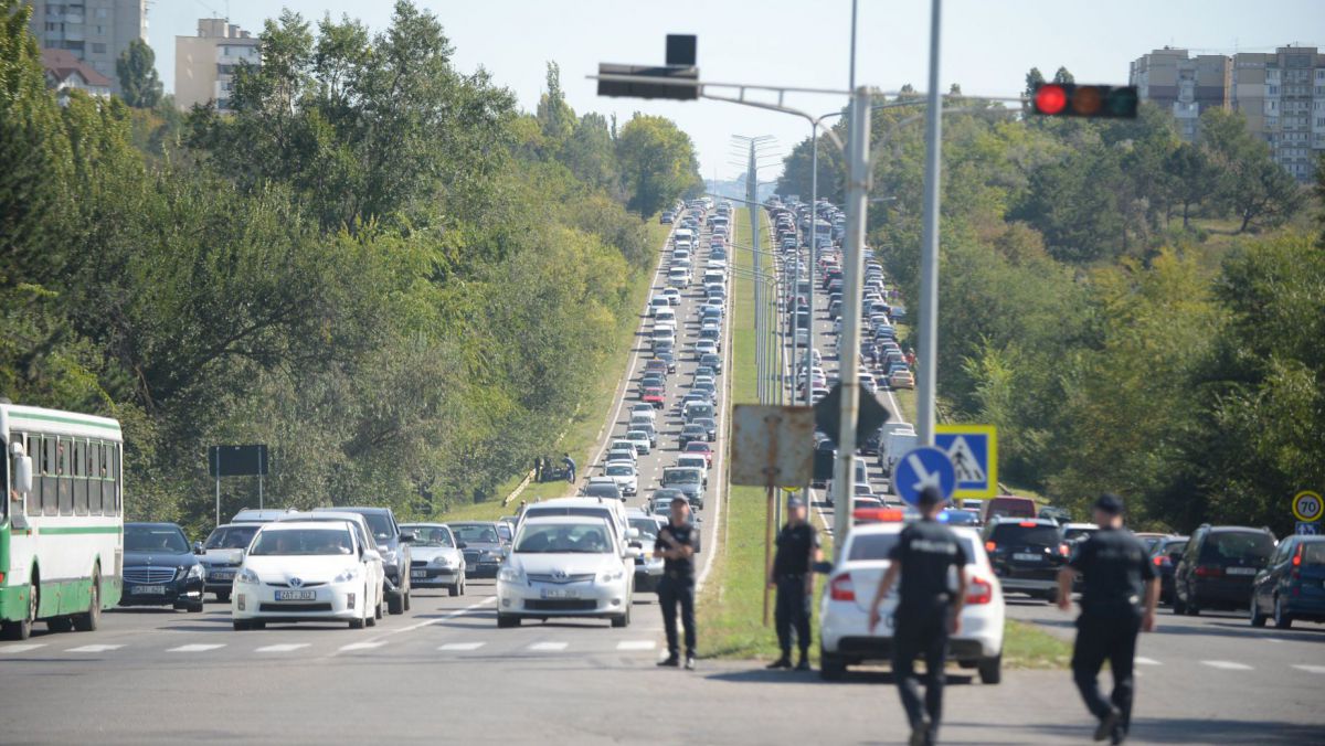Mașinile hibride poluează aproape la fel de mult ca cele pe benzină