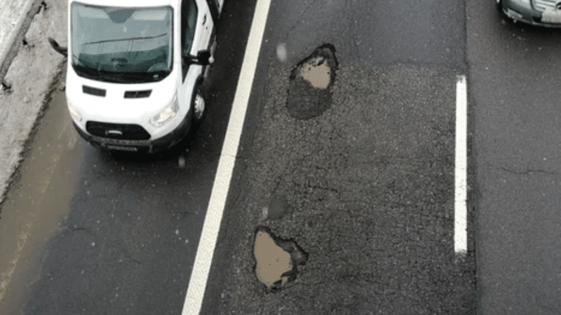Budapesta, plină de gropi în carosabil. Aproape 4.000 de adevărate „cratere” afectează traficul. Despăgubirile pentru șoferi au crescut semnificativ