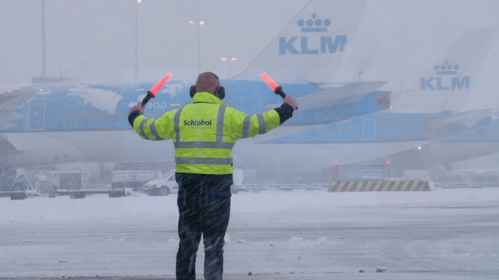 Ninsorile blochează transportul în Țările de Jos. Sute de zboruri anulate la Schiphol