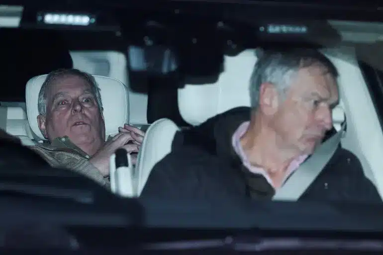 Anchetă explozivă în Marea Britanie – Foştii agenţi de protecţie ai fratelui Regelui Charles, interogați de Scotland Yard în privinţa legăturilor sale cu Epstein