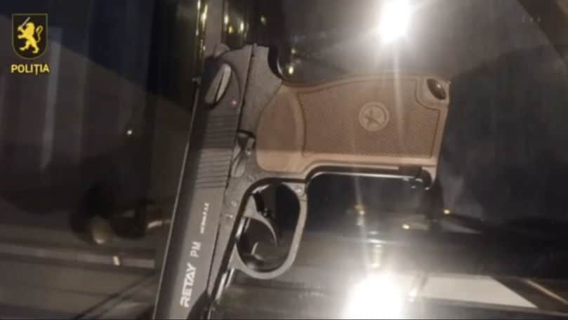 Un taximetrist din Capitală, amenințat cu o armă: Poliția a reținut suspectul