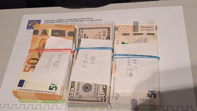 Două femei au rămas fără mii de euro și dolari după ce nu i-au declarat la vamă