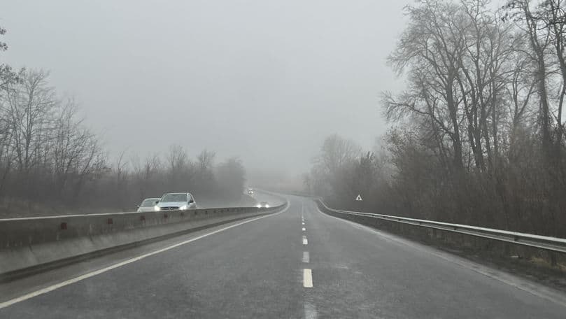Ploaie, ceață și risc de polei pe drumuri. AND îndeamnă șoferii la prudență maximă