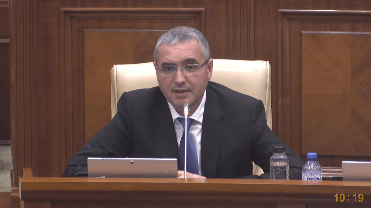 Renato Usatîi va dona deputaților 100 de exemplare ale cărții lui Lee Kuan Yew despre dezvoltarea rapidă a statului Singapore