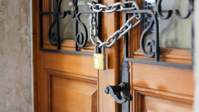 La Mânzătești s-a închis singurul magazin alimentar: Nu avem de unde cumpăra pâine